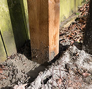 Close-up of the Post Puller Pro jaws